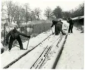 Banarbete vid smalspårsjärnväg.