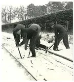 Banarbete vid smalspårsjärnväg.