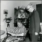 Kvinna har fått ett paket.