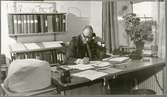 Förste Järnvägsexpeditör Arthur Waine på sitt kontor.