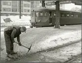 Is- och snöröjning vid station.