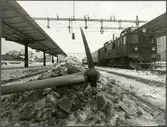 Statens Järnvägar, SJ D 128.

Station vintertid med verktyg och ellok.