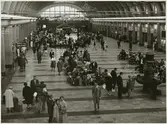 Resenärer inne på Stockholms Centralstation 1962.