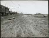 Vy från Storå med kameran riktad mot Lindesberg. I bakgrunden skymtas lokstallet i Storå. Fotot är taget 1958.