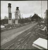 Två skorstenar efter riven byggnad mellan Storå och Stråssa.