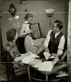 Reportage i Konduktörsposten om en bussförare vid Trafikaktiebolaget Grängesberg-Oxelösund Järnvägar, TGOJ. Här i hemmet.