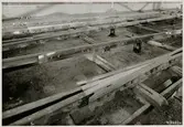 Närbild på växel utanför fabrik där det tillverkas järnvägsräls 1958.