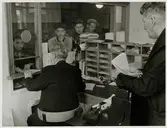 Petrus Sporrong, förste kontorist, vid kassan på godsexpeditionen, Eskilstuna centralstation.