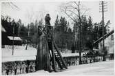 Thelander fotograferar vid Skåre station. Stationen öppnad för trafik 19/6 1871 och revs 1979.