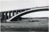 Byggnation av Tranebergsbron. Bron sträcker sig över Tranebergssundet mellan Kungsholmen och Traneberg.
