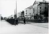 Järnvägsövergång vid stationsgatan i Sundbyberg, på sträckan mellan Sundbyberg och Huvudsta C. I bakgrunden syns Scala-biografen på järnvägsgatan.