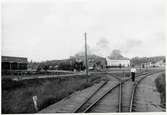 Vid industrispåret vid mjölkcentralen på bangården i Enköping.
Sidospåret till vänster, c:a km 1,6 från Enköping, ledde till mjölkcentralen, syns till vänster, och fram till 1946 även vidare till Enköpings mekaniska verkstad. Spåret till höger ledde till Enköping och bakom fotografen låg linjen till Enköpings hamn.