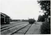 Bakom fotografen fortsatte spåret till hamnen. Stationshuset skymtar till höger.