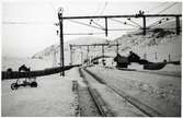 Fotat från stationen mot husen med snögalleri till vänster.