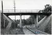 Vägbro över järnväg vid Vissefjärda, på sträckan mellan Saleboda och Linnefors.