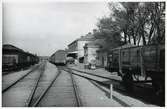 Karlskrona station. Karlskrona - Växjö Järnväg, CWJ 696, tillhör Statens Järnävgar, SJ.