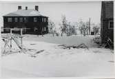 Huset på bilden är det gamla skolhuset i Abisko byggt 1911 och som gjordes om till lärar- och vaktmästarbostäder när den nya skolan byggdes på 1920- talet.