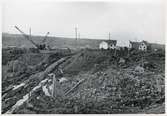 Efterdyningarna av jordskredet i Surte som inträffade den 29 september 1950. Pågående uppröjningsarbete.
