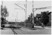 Järnvägsövergång innan station.