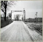 Järnvägsövergång vid Rosengårdsvägen, sedd från gatan.