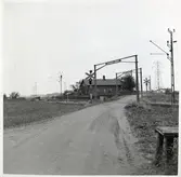 Järnvägsövergång vid Petersborgsvägen på linjen Skytts Vemmerlöv-Trelleborg. Banvaktstuga Petersberg (544).