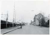 Spåret som korsar gatan går till Trelleborg Övre. Huset vid godsvagnarna är Trelleborgs första stationshus från 1875.