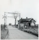 Järnvägsövergång på sträckan mellan Marieholm och Trollenäs. Till höger syns Reslöv banvaktsuga 624.