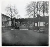 Järnvägsövergång i Mörlunda med barn på spåret.