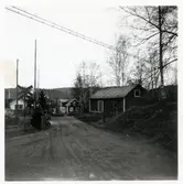 Järnvägsövergång i Mörlunda med uthus och barn.