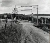 Järnvägsövergång vid Bonarp på linjen mellan Veinge och Laholm.