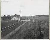 Järnvägsövergång vid Vejby banvaktstuga på linjen mellan Vejbyslätt och Skälderviken.
