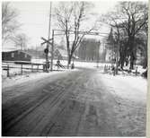 Järnvägsövergång vid östra delen av bangården vid Kvidinge station, på sträckan mellan Klippan och Kvidinge.