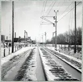 Järnvägsövergång väster om stationen.