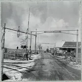 Järnvägsövergång väster om stationen i Mjöhult.