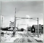 Järnvägsövergång öster om stationen.