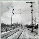 järnvägsövergång väster om stationen.