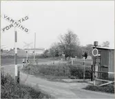 Järnvägsövergång med vaktkur vid Saftstationen på linjen mellan Eslöv och Hurva.