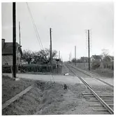 Järnvägsövergång vid Gärds Köpinge banvaktstuga, på sträckan mellan Långebro och Everöd. Banvaktstugan till vänster i bild.