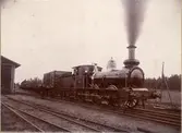SWB K 31 Foto från Kärrgrufan 1899 fr.v. Stationskarl Carl Johan Carlborg, stationskarl J.A.Hjelm, lokeldare Karl August Pettersson, lokförare Albert Lundgren