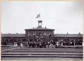 Falköping - Ranten. Stationshuset från spårsidan med mycket folk på perrongen. Huset är festsmyckat. Årtalet 1895 skrivet på baksidan