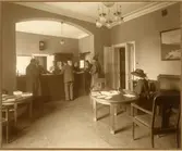 Statens Järnvägars expedition för kombinerade biljetter och upplysningar. (SJ Resebyrå), Klarabergsgatan 68 Stockholm. Åren 1915-1918. Fr.v Kund, Lepper, Albertini, Hansson, Sand, Sundqvist, Fru Hedström