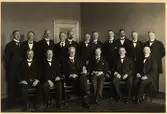 Illis Quorum till Dc Hj Maechel 1919. fr.v. sittande; Byråchef Englund, Md Silverstolpe, Dc Maechel, Öd Löfmarck, Bd Larsson, Td Klingberg. Stående; Tj Valentin, Biö Höijer, Biö Sjögren, Ds Lönnroth, Biö Möller, Ti v. Döbeln,Ti Tennstedt, Ti Söderberg, Biö Enroth, Fruit Selldén, Tia Elgqvist. Ti = Trafikinspektör,  Bd = Bandirektör,  Dc = Docent, Öd = Överdirektör, Ds = Distriktssekreterare, Td = Trafikdirektör, Biö = Baningenjör, Md = Maskindirektör