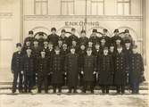 Inspektor Arvid Frunk med personal utanför stationshuset i Enköping 1921
