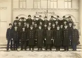 Inspektor Arvid Frunk med personal utanför stationshuset i Enköping 1921