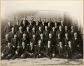 Strejkande lokmän vid UGJ februari 1919. Rad 1; Lf Samuelsson, Lf Ohlsson, Le Kling, Le John Nilsson, Lf Oskar Eriksson, Le Svensson, Le Rask. Rad 2; Le Bernhard Eriksson, Le Eriksson, Lf Brodin, Lf August Jansson, Lf Gustaf Lindhe, Le Gustafsson, Le Eriksson, Le Möller, Lf Ström. Rad 3; Lf Sjöström, Lf Simon Johansson, Lf Öström, Lf Sjögren, Lf Backström, Le Egerfält, Lf Lönnborg, Le Nordström, Lf P.O. Andersson, Le Gezelius. Rad 4; Lf Utter, Lf P.J. Andersson, Lf L.F. Johansson, Lf Dahlöf, Lf Hillblom, Lf Svensson, Lf Öbrink, Lf André, Lf Nyberg. Rad 5; Le Hedman, Le Enok Eriksson, Le Lundberg, Le Bernhard Nilsson, Le Sven Larsson, Lf Lönnkvist, Le Sågström.