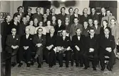 IV distriktets personal 1949. Sittande fr.v.; bra Gustaf Magnusson, tliö Bengt Wykman, ds Nils Johansson, fbiö Gustaf Wiberg, dc Carl Dahlberg, fmiö Karl Hendén, eiö Henry Eije, bilbra Gunnar Andersson.