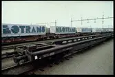 Flertalet SJ Sds bl.a. SJ Sds 82-74-4715034-9 och SJ Sds 82-74-4714316-1. Last bestående av lastbilssläp märkta Neotrans.