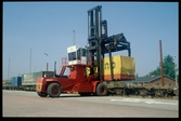 Lastning/lossning av lastbilssläp med containertruck.