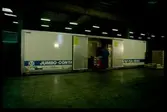Lastning/lossning med pallyftare i SJ Maxilåda (container utan gaveldörrar)..