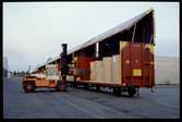 Statens Järnvägar, SJ godsvagn med öppningsbar sida märkta SCA Shipping AB. Lastning/lossning av pappersrullar med truck.